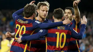 El Barça celebra durante el partido contra el Sporting Gijón