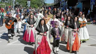 Desfile de niños y jóvenes por la avenida de los Reyes Católicos, aunque también se vieron una veintena de 'dones de faldetes' o yayas.
