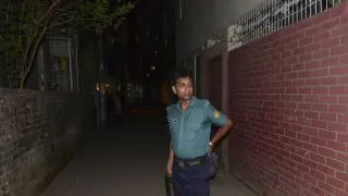 Un policía, en frente del apartamento de uno de los fallecidos.