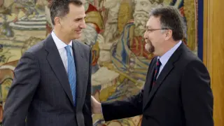 El Rey, con el representante del Foro Asturias, Isidro Martínez Oblancas.