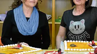 Ana María y Nuria Babot, en la pastelería Babot.