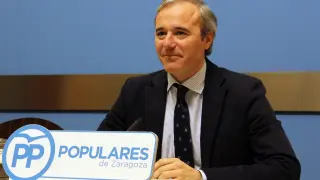 Jorge Azcón durante la rueda de prensa para valorar el preacuerdo alcanzado entre AUZSA y el comité de empresa.