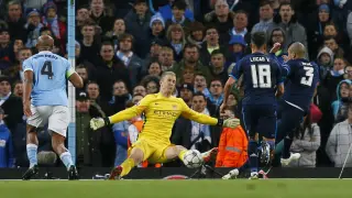 El guardameta del Manchester City, Hart, detiene un lanzamiento a bocajarro.