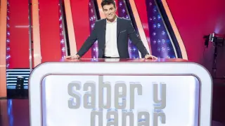 El presentador aragonés Luis Larrodera en el plato de 'Saber y ganar'.