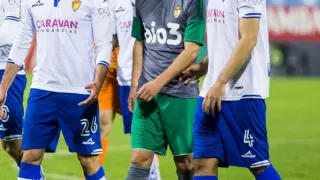 Basha, en el centro, al final del partido que la Ponferradina jugó en Zaragoza en la primera vuelta, charla con Rico, Cabrera, Sergio Gil (con Bono detrás), sus excompañeros el año anterior en el club aragonés.