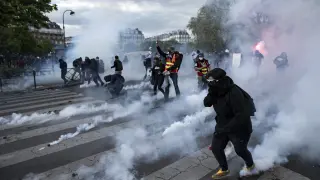 Varios manifestantes se enfrentan a la policía al término de una protesta en París.