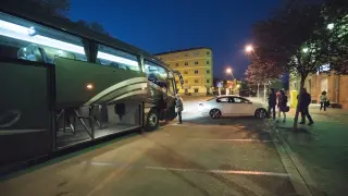 Los viajeros del tren subieron a un autobús en la foto que les llevó de Teruel a Zaragoza.