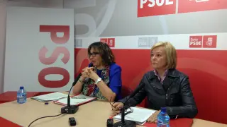 La portavoz socialista en la Comisión de Interior del Senado, Carmen Pereira,  junto a la senadora socialista por Soria María Irigoyen.