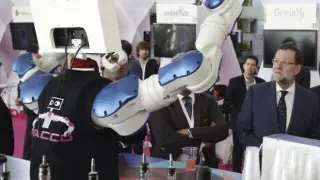 Mariano Rajoy observa un robot trabajador en un foro de contenidos digitales