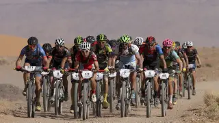 Un grupo de ciclistas, en la Titan Desert