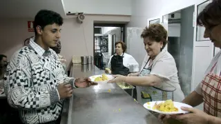 Reparto de alimentos en el comedor social de la parroquia Nuestra Señora del Carmen.