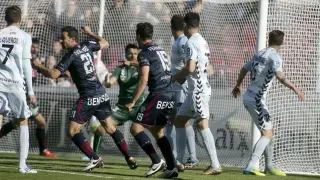Íñigo López anotó dos goles casi idénticos a la salida de un sendos córners, que sentenciaron el partido frente al Llagostera.