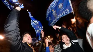 Aficionados del Leicester celebraron el título en las calles.