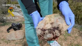 Una de las piedras con las que el detenido agredió a su víctima