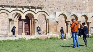 Un grupo de turistas en el los arcos de San Juan de Duero