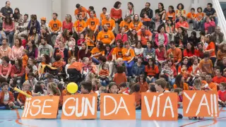 El polideportivo del Ánfora se llenó ayer en una protesta para reclamar una segunda vía.