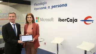 Víctor Iglesias, consejero delegado de Ibercaja, y Pilar López, presidenta de Microsoft España, en la firma del acuerdo estratégico.