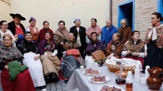 Recreación de estampas antiguas, cabezudos y tradición no faltan en las fiestas del Arrabal