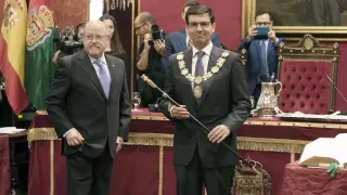 Francisco Cuenca durante la toma de posesión del collar y el bastón del Ayuntamiento.