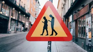 Señal falsa que alerta del peligro de personas mirando su teléfono, creada por un artista sueco.