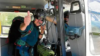 El último vuelo en helicóptero. El pasado martes, el jefe del Greim de Boltaña se subió por última vez al helicóptero para hacer un vuelo sobre el valle de Bujaruelo en busca del senderista que se perdió el día 23.
