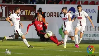 Un cabezazo de Vélez deja al Huesca sin puntos