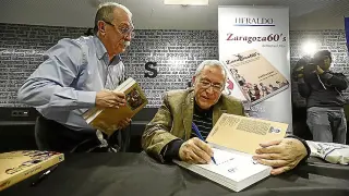 Uribe firma un ejemplar en la Rotonda del C. C. Delicias.