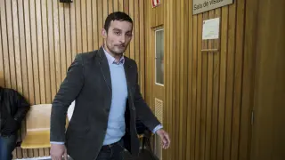 El acusado Enrique M. G., en el momento de entrar a la sala de la Audiencia Provincial.