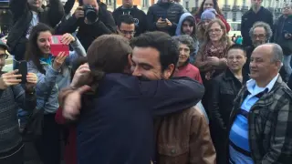 Alberto Garzón y Pablo Iglesias sellan el acuerdo con un abrazo
