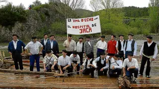 Los navateros de Hecho exhiben el antiguo oficio en un descenso que resultó accidentado