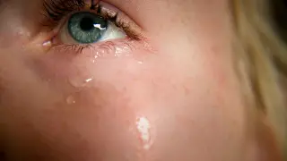 El volumen medio de una lágrima humana ronda los 6,2 microlitros.