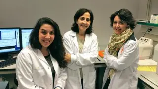 La investigadora Clara Bueno, a la derecha, junto a su equipo del Instituto de Investigación contra la Leucemia Josep Carreras.