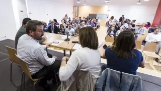 En primer plano, José Luis Soro y Carmen Martínez, en el inicio del comité nacional de CHA, que rechazó pactar con Podemos. Decidirán si van o no a las elecciones en otro comité nacional.