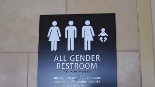 Cartel que indica que se trata de un baño para todos los géneros.