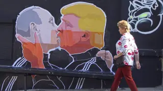 El polémico grafiti del beso entre Trump y Putin en la capital de Lituania