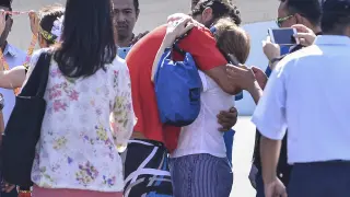 David Hernández se abraza a sus familiares.