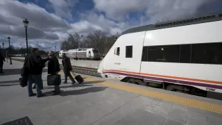 Maquinistas de Zaragoza comienzan a llevar este fin de semana trenes por falta de personal
