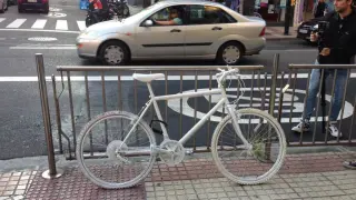 Una bicicleta blanca recuerda al ciclista fallecido.