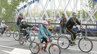 El colectivo Pedalea organizó una bicicletada que partió del puente de Hierro.