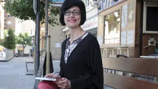 Maite Sarroca, con el libro 'El segundo que cambió mi vida', que presentó ayer en Huesca.