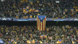Banderas independentistas catalanas en un partido.