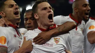 Los jugadores del Sevilla celebran uno de los goles de su equipo.