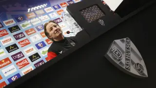 El entrenador del Huesca, Anquela, durante una rueda de prensa