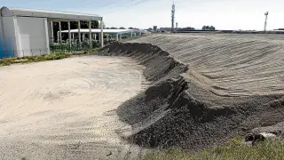 Los residuos del tranvía se acumulan desde 2009 junto a la prolongación de Gómez Laguna.