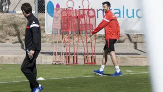 Lanzarote, con zapatillas, dialoga con el doctor Honorio Martínez a la salida del gimnasio en el entrenamiento de este viernes en la Ciudad Deportiva.