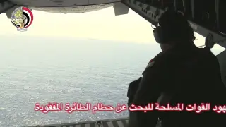 Captura de una emisión facilitada por el Ministerio de Defensa egipcio que muestra las labores de búsqueda del avión siniestrado de Egyptair.
