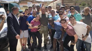 Los jugadores, el entrenador y el equipo directivo del CD Belchite, con Arnold Schwarzenegger en un descanso del rodaje de ayer.
