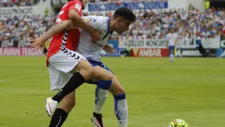 Rico pelea con Aburjania, durante el Real Zaragoza-Nástic