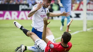 Rico se queja ante el georgiano Aburjania tras recibir un golpe en un forcejeo sobre la línea de fondo del Real Zaragoza en la primera mitad.