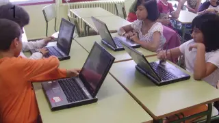 Imagen de archivo de alumnos con portátiles en un colegio de Jaca.